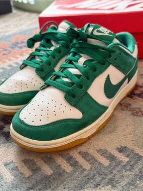Nike Nike Dunk Low SE
Malachite  M7 | W8.5